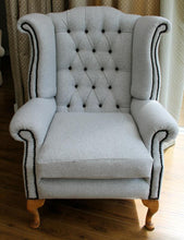 Load image into Gallery viewer, Gentleman's deep button chair
